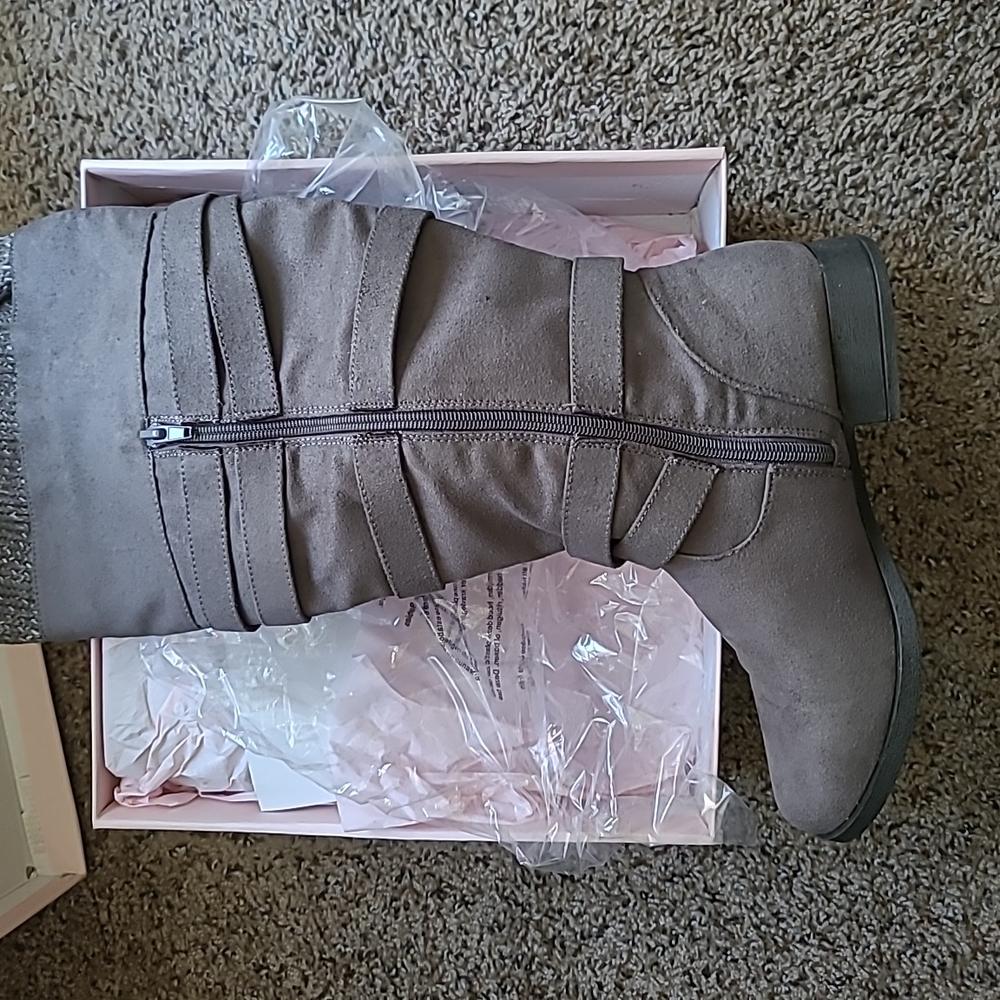 Just below the knee flat boots. Zip up on side.